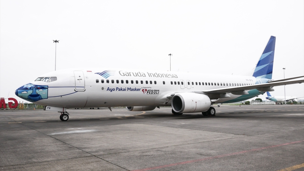 Tangerang kentindeki Soekarno-Hatta Havalimanı`nda bulunan uçakların burun kısımlarında maske kullanımına dikkat çekmek için özel boyamalar yapıldı. 