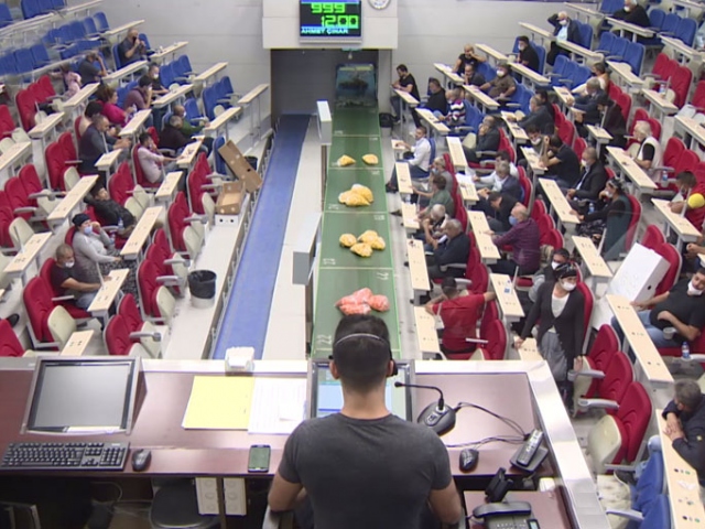 Türkiye'nin tek çiçek borsası üreticiler ile satıcıları buluşturuyor