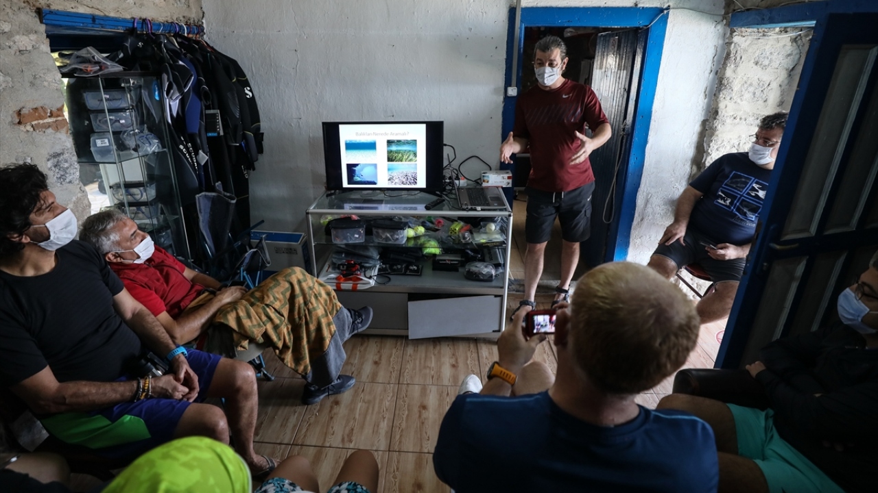 Türkiye`nin dört bir yanından İzmir`in Karaburun ilçesine gelen su altı fotoğrafı meraklıları, hazırlanan atölye çalışmasına katılarak su altında en güzel kareyi yakalamaya çalıştı.