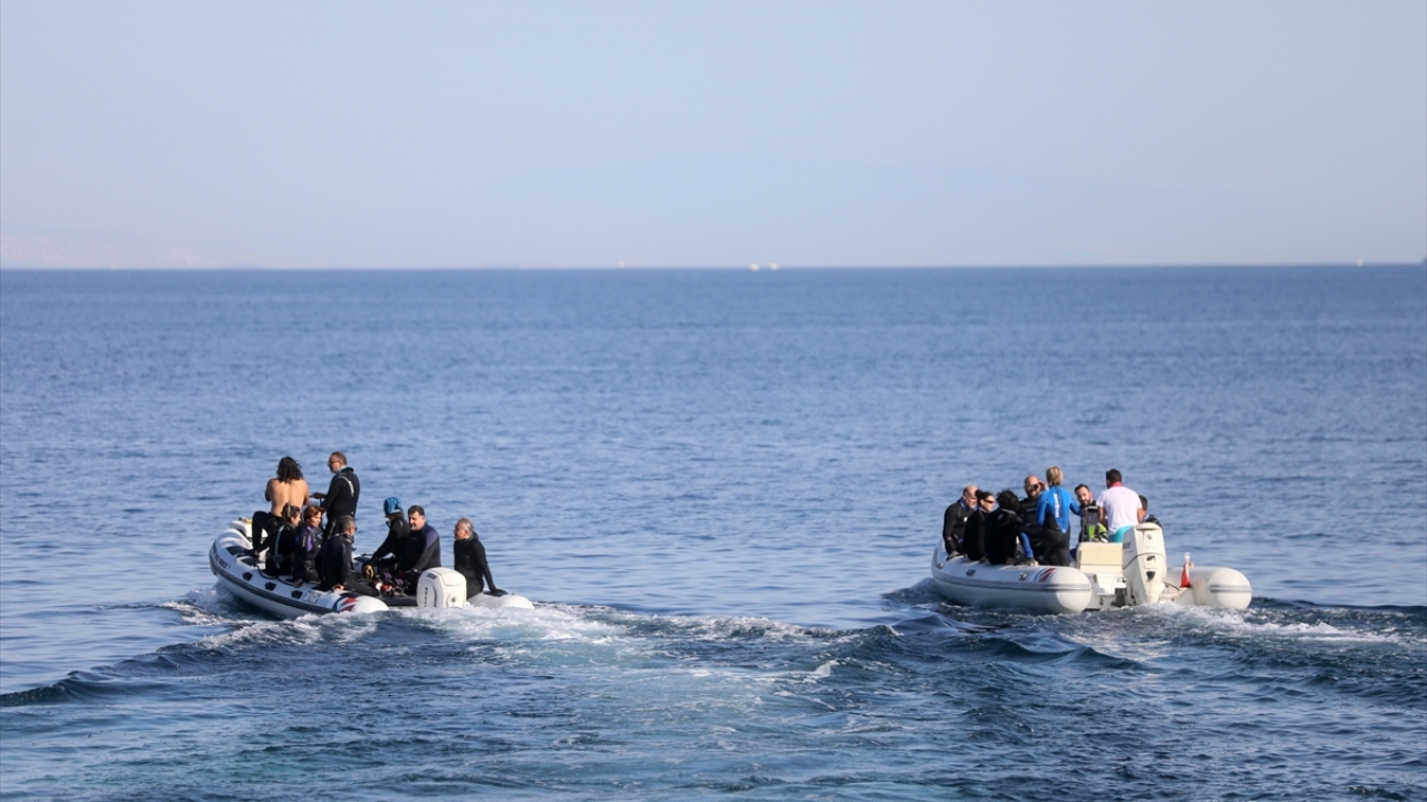 Ekipman kullanımı konusunda da bilgilerini tazeleyen dalış tutkunları, Ege Denizi`nin derinliklerine dalıp yaptıkları pratikle eğitimlerini pekiştirdi.
