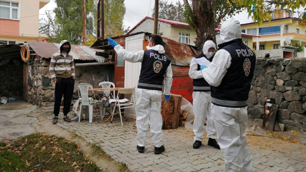 İlçe Kaymakamı Recep Koşal koordinesinde, İlçe Emniyet Müdürü Doğan Özer tarafından kurulan ekip, özel kıyafetleriyle ilçede salgını önlemek için izolasyon altındaki vatandaşların tedbirlere uyup uymadığını kontrol ediyor.