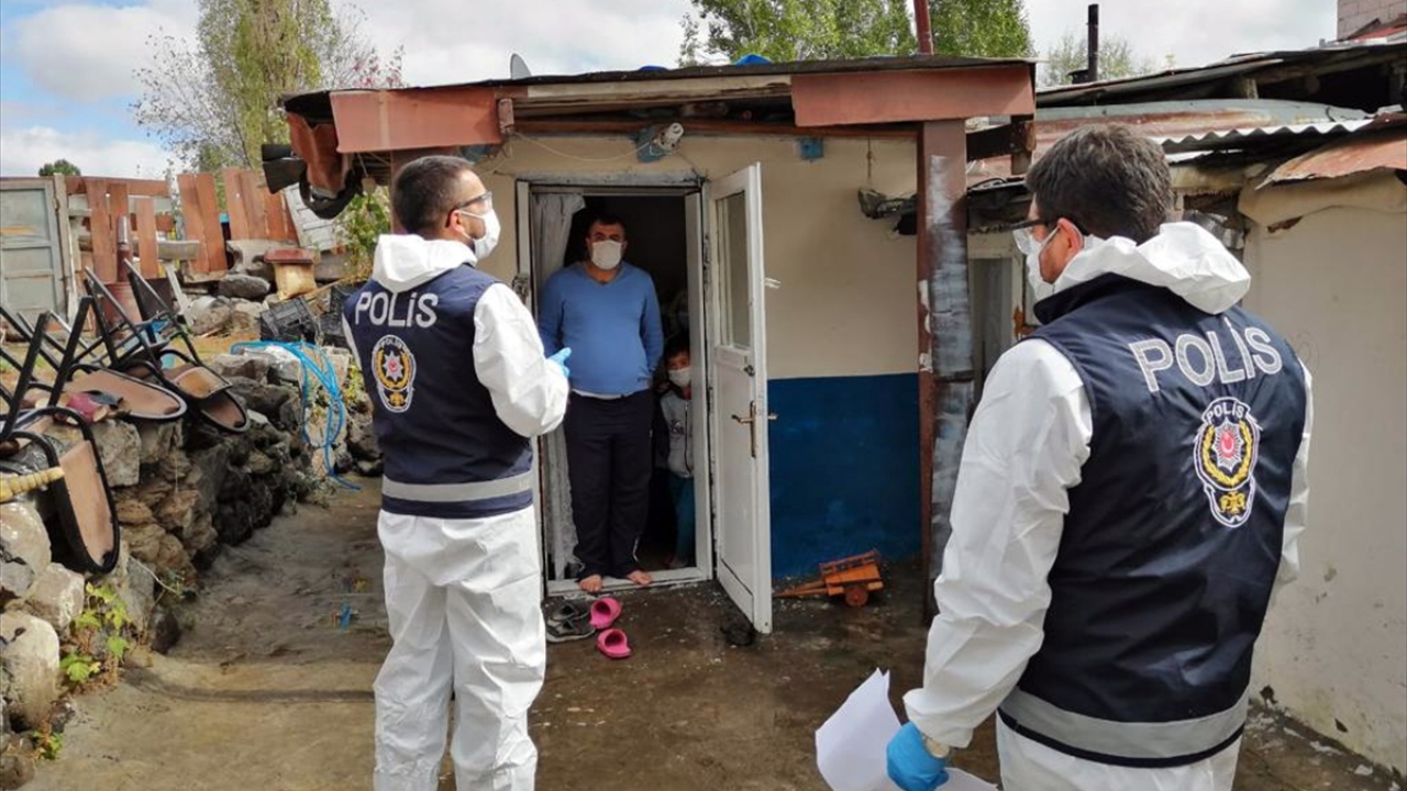 Ekipler, ayrıca vatandaşları salgına karşı bilgilendirip uyarıyor.