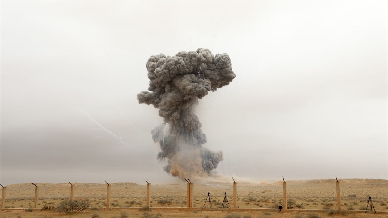 Libya ordusuna bağlı mayın ve patlayıcı imha ekipleri, Trablus`un güneyindeki sivil yerleşim alanlarından temizledikleri bu patlayıcılardan 22 tonunu imha etti. 