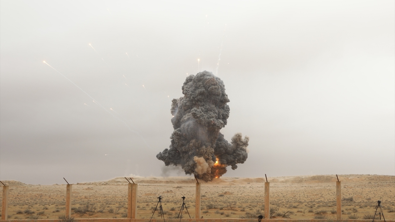 Libya Ordusu Askeri Mühendislik Müdürlüğüne bağlı ekipler, sivil yerleşimlerden temizlenen 22 tonluk mühimmatı, Trablus`un 75 kilometre güneyindeki El-Hira askeri bölgesinde fünye düzeneği ile uzaktan kontrollü bir şekilde patlattı. 