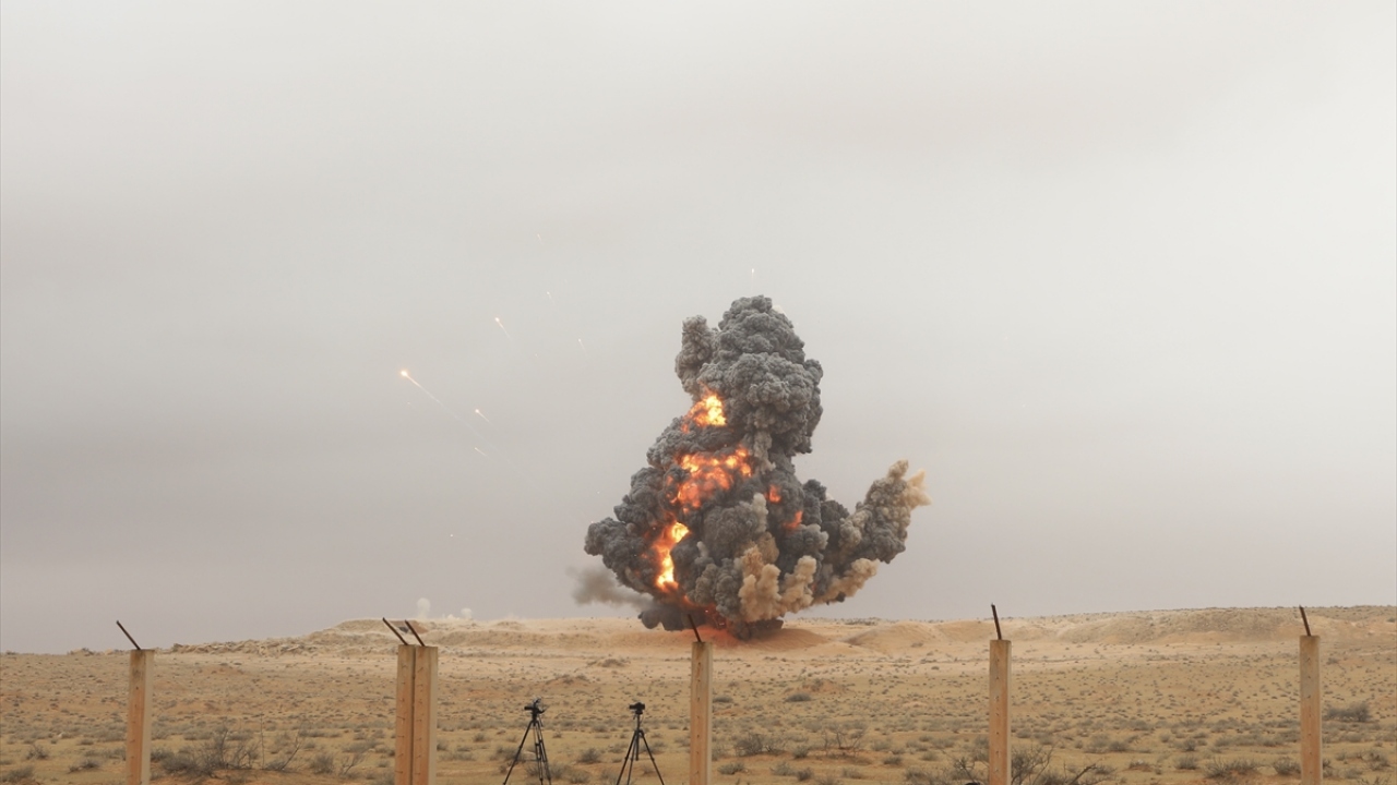 "Sivil yerleşimde ve konut alanlarında bulunan bu patlayıcıların sivil-asker ayrımı yapmadığını" kaydeden Musellem, şöyle konuştu: 