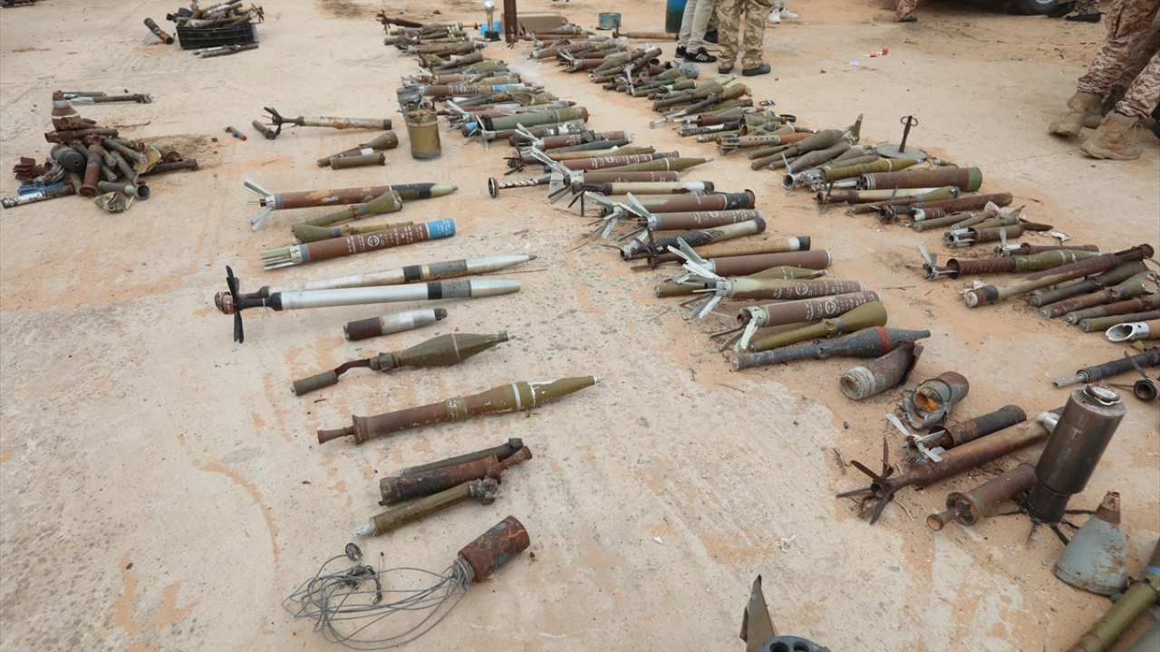 Öte yandan, Libya ordu yetkilileri, patlama tehlikesi olan bu mühimmatların bulunduğu bölgelerin sakinlerine sık sık, bölge bu patlayıcılardan tamamen temizlenene kadar evlerine dönmeme çağrısı yapıyor. 