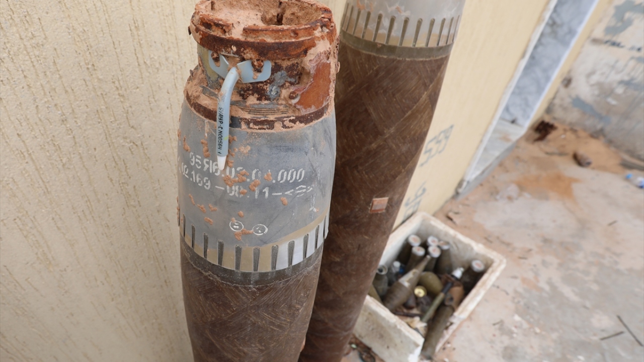 Birleşmiş Milletler`in (BM) açıkladığı rakamlara göre, Libya içinde en az 400 bin kişi yerinden edilmiş durumda. 