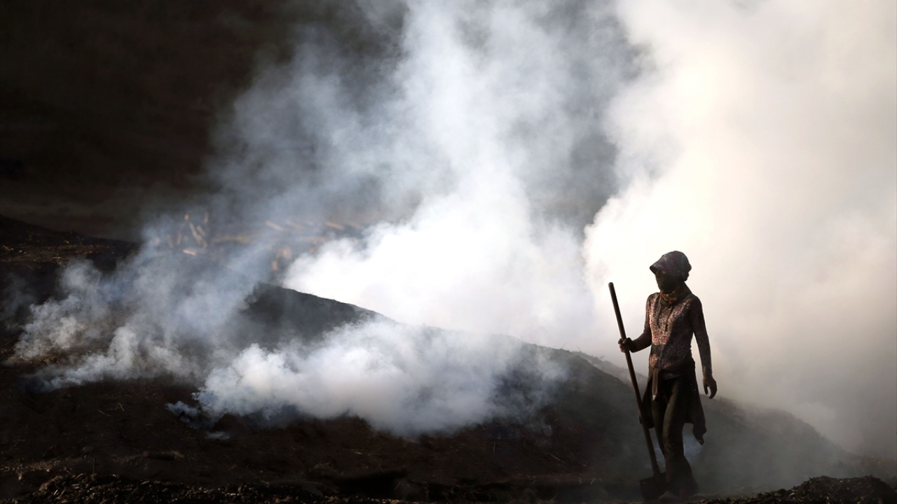 Ankara`nın Kızılcahamam ilçesine bağlı Uğurlu köyünde yaşayan aileler, odun kömürü mesaisine günün ilk ışıklarıyla başlıyor.