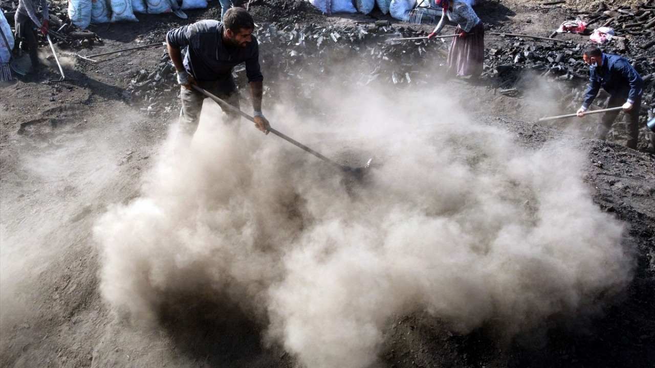 Meşe odunlarını torluk adı verilen çukurlarda özenle yakan işçiler, 20 gün boyunca ateş başında nöbet tutuyor.