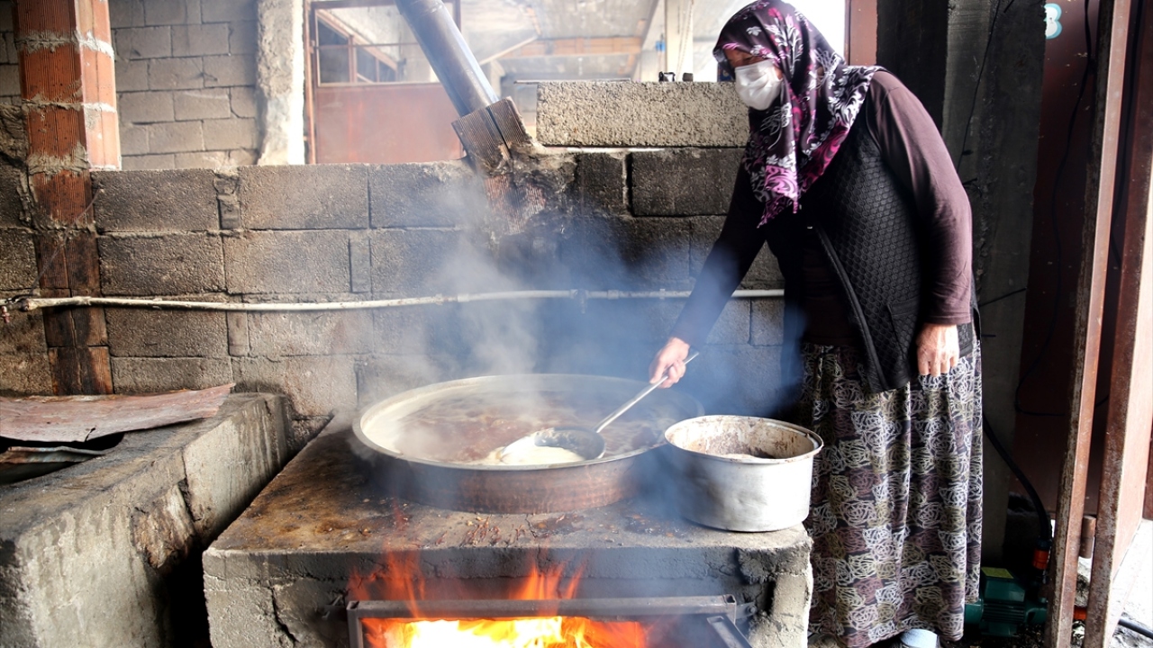 Un karıştırarak belli bir kıvama getirilen ürün, odun ocakları üzerindeki kazanlarda kaynatılıyor.