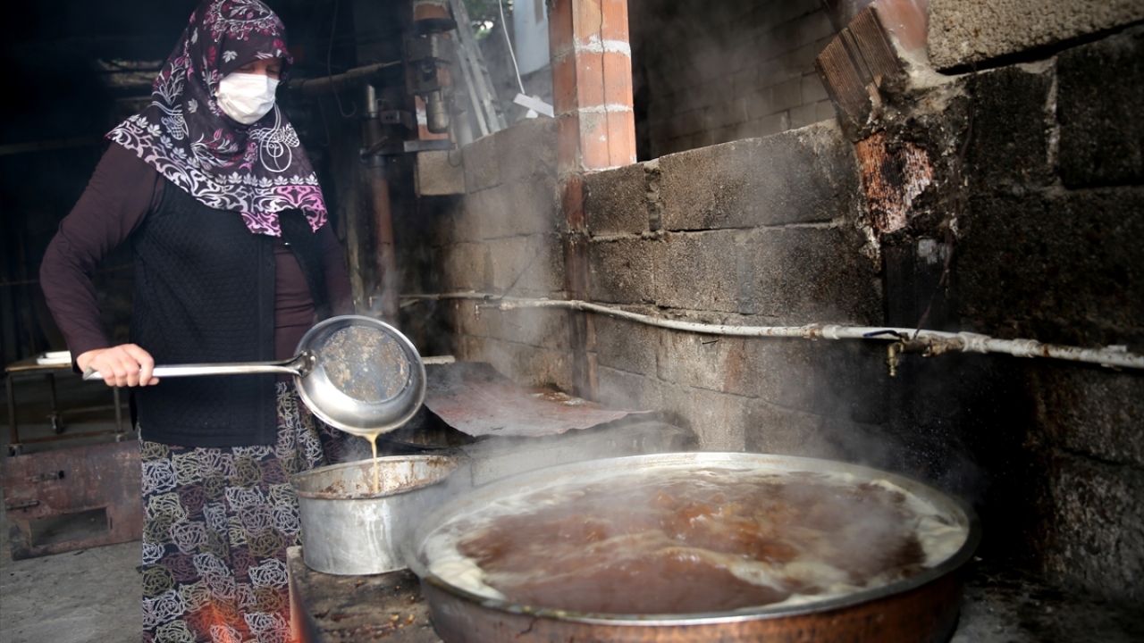 Hiçbir katkı maddesi konulmadan pişirilerek puding kıvamına getirilen ürün, taslarla tepsilere alınarak yeniden dinlenmeye bırakılıyor. 