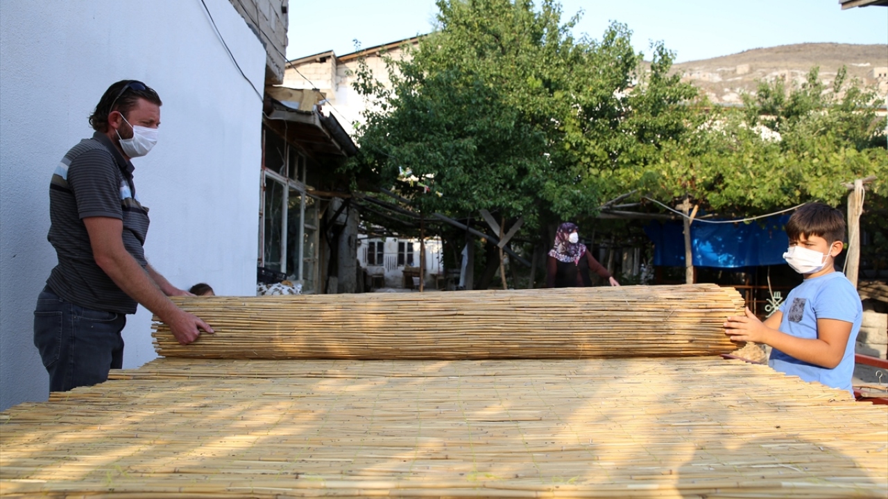 Ertesi gün tepsilerde dilimlenerek, damdaki tezgahlara serilen ve kurumaya bırakılan köftür, havanın sıcaklığına göre 3 ila 7 gün suyunu çekmesi için bekletiliyor.