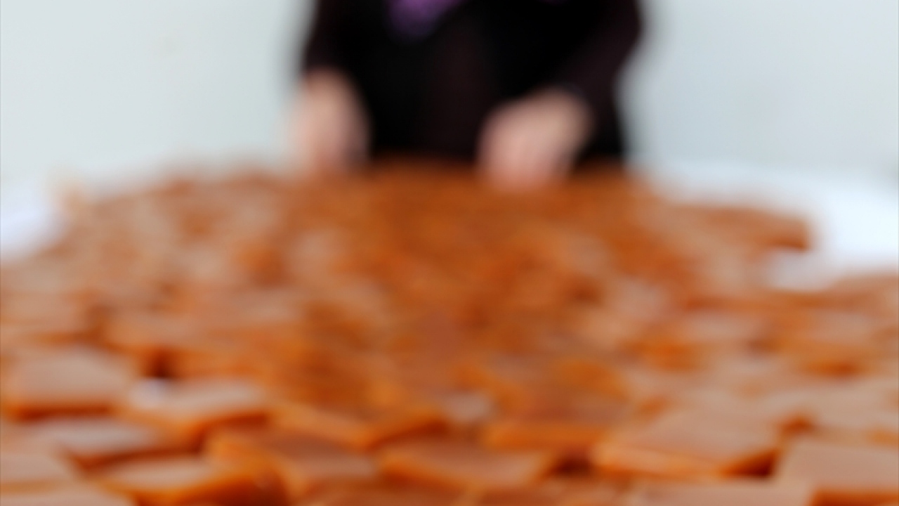 Uğur Yılmaz (39), yılda ortalama 12 ton üzümden 2 ton köftür üretebildiklerini ve kilogramını 35 liradan sattıklarını söyledi.