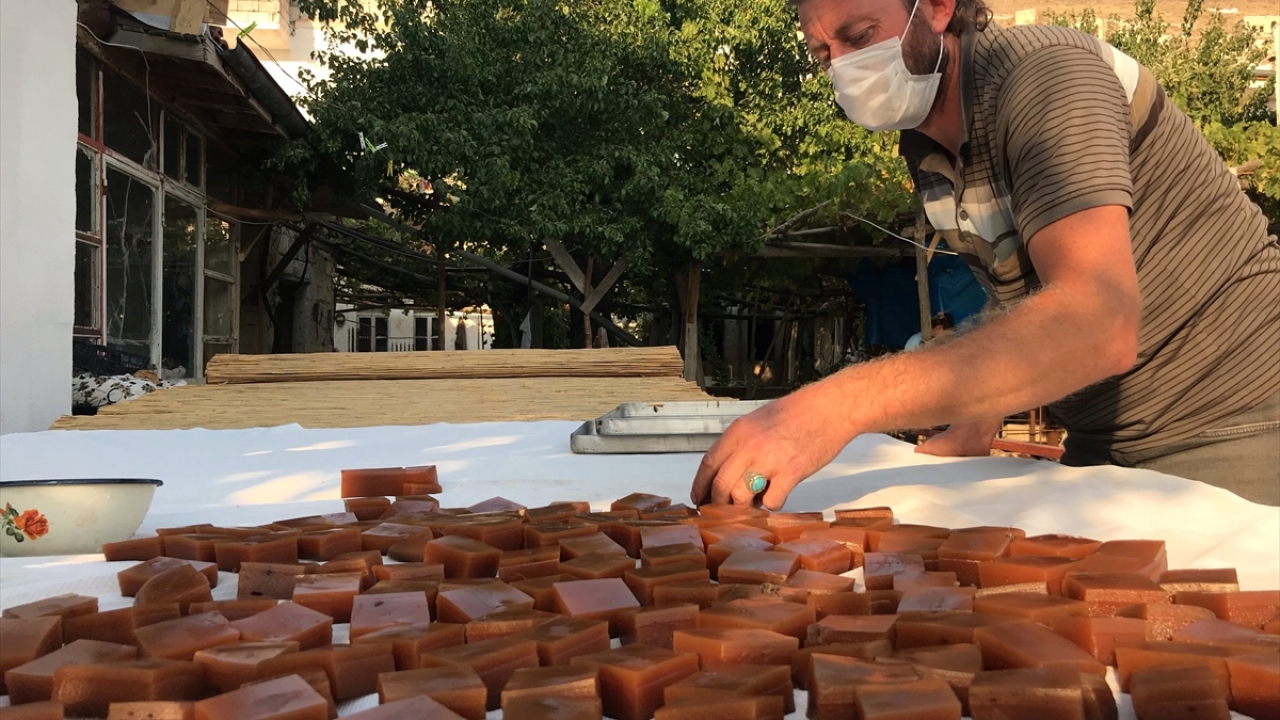 Yılmaz, her geçen yıl ilginin arttığı köftürü aile bireylerinin el ele vererek ürettiklerini belirterek, şöyle konuştu: