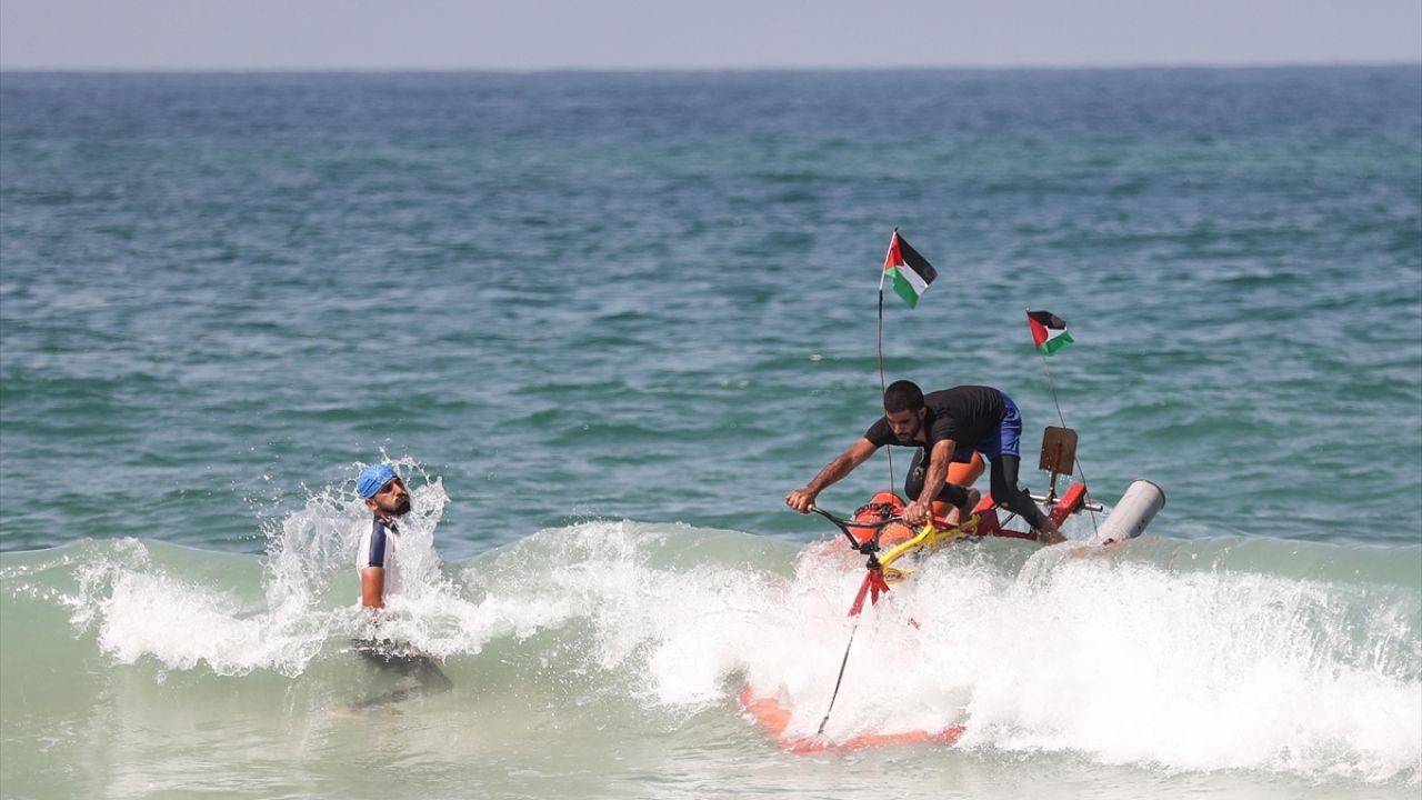 Yeni ve kullanılmamış malzemelerle bu bisikletin yapımının yaklaşık bin dolara mal olabileceğini aktaran Radi, eski malzemelerle yapılan bisikletin maliyetinin ise 100 dolardan az olduğunu kaydetti.