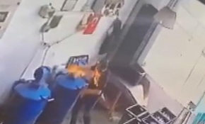Ellerine dezenfektan döküp ateş yakınca alev aldı