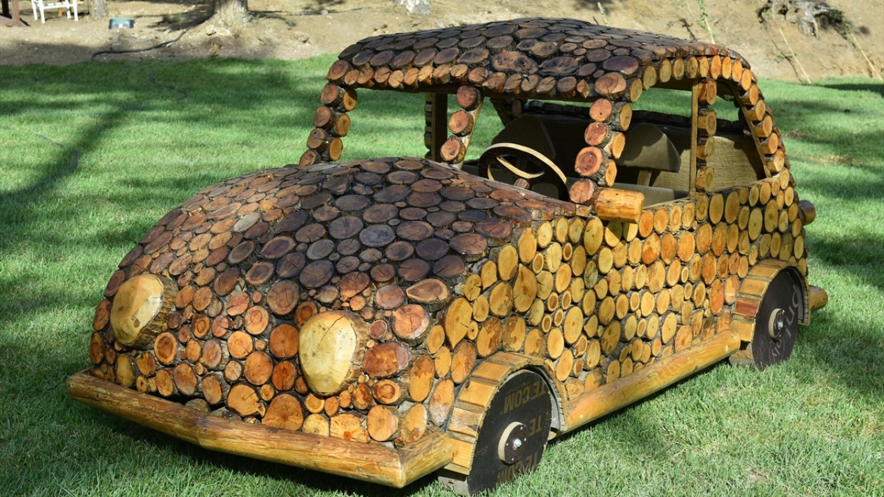 Çalışma kapsamında, ahşap tren, kuğu, salıncak, at, kelebek, geyik, kaydırak, kitaplık, saksı, palet, köpek, pinokyo ve oturma bankları gibi birçok materyal Ankaralıların beğenisine sunuldu. 