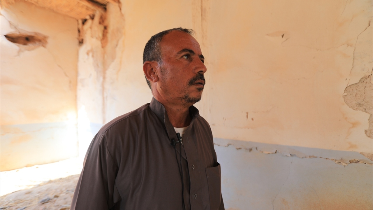 Evine kavuşan sivillerden Mahmut Halaf Ebu Ukba, 2014`te terör örgütü DEAŞ`tan kaçarak, askeri muhaliflerin kontrolündeki Azez ilçesine sığındığını söyledi.