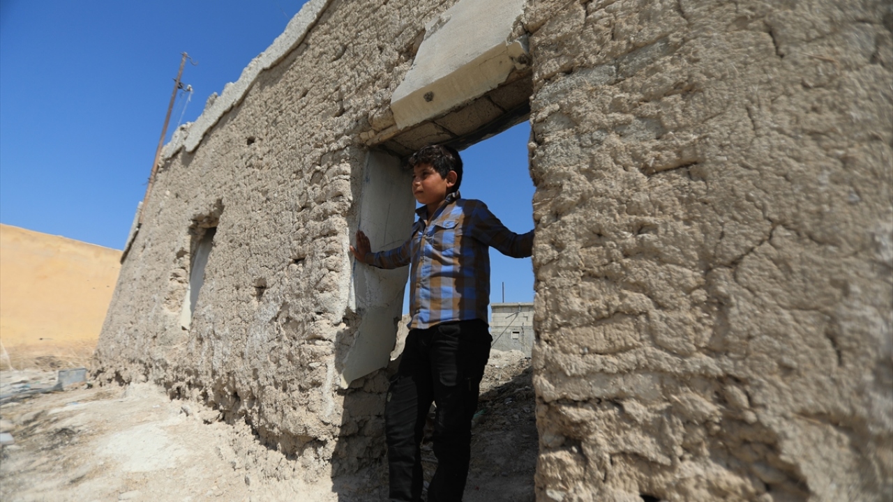 Ebu Ukba, ilçede elektrik ve su sorununun giderildiğini ve bölgedeki durumun daha iyi olduğunu dile getirdi.