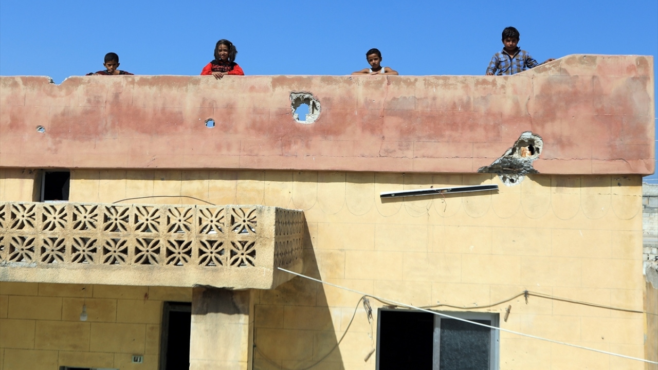 Tel Abyadlı sivillerden Ahmet Hafyan ise 2015`te terör örgütü YPG/PKK`nın ilçeyi işgal etmesi sonucu Türkiye sınırındaki Cerablus ilçesine göç ettiğini belirtti.