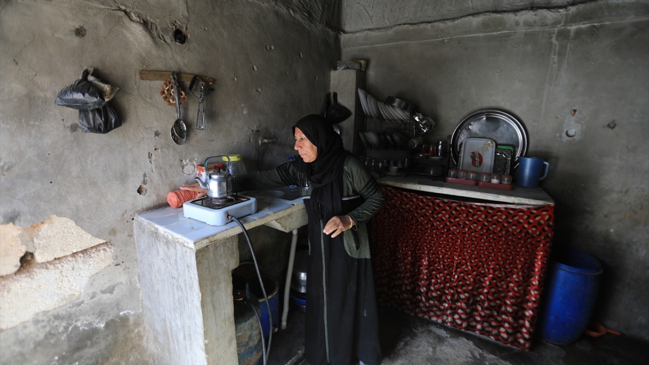 İsmail, "İnşallah onlar da tekrar döner ve beraber oynarız. Evimiz yıkıldı. Evimizin imarı için yardım bekliyoruz." diye konuştu.