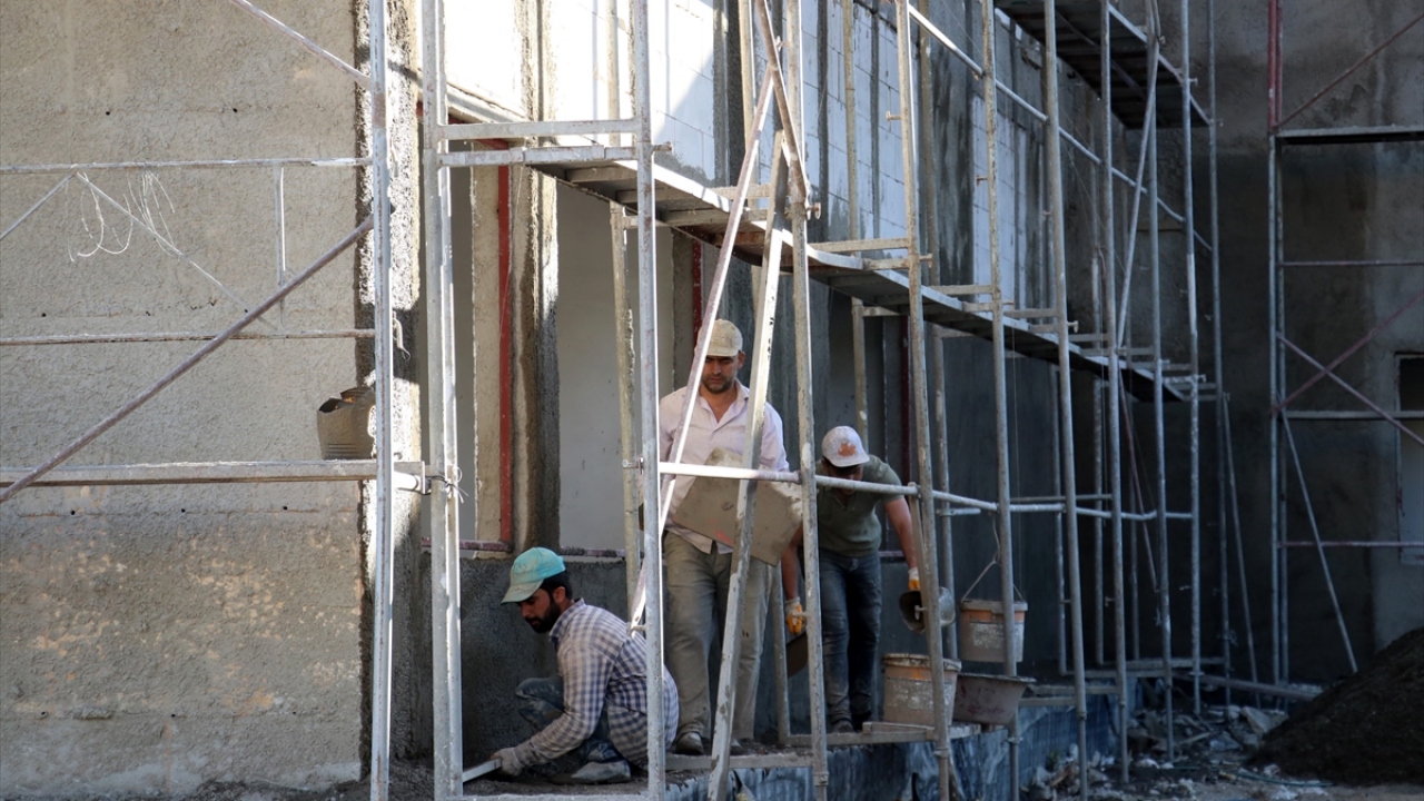 Ağır hasar raporu verildiği için yıkılan 13 okul binasının yerine ise Milli Eğitim Bakanlığı ve hayırseverlerin katkılarıyla kentin farklı mahallelerinde yapımına başlanan okulların inşaat çalışmaları sürüyor.