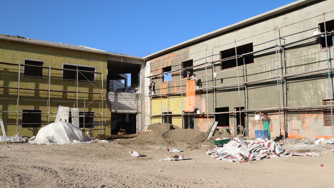 Kentteki derslik ihtiyacının karşılanması amacıyla TOKİ ve kamu bütçesiyle il merkezi ve ilçelerde 20 okul daha yapılması planlanıyor.