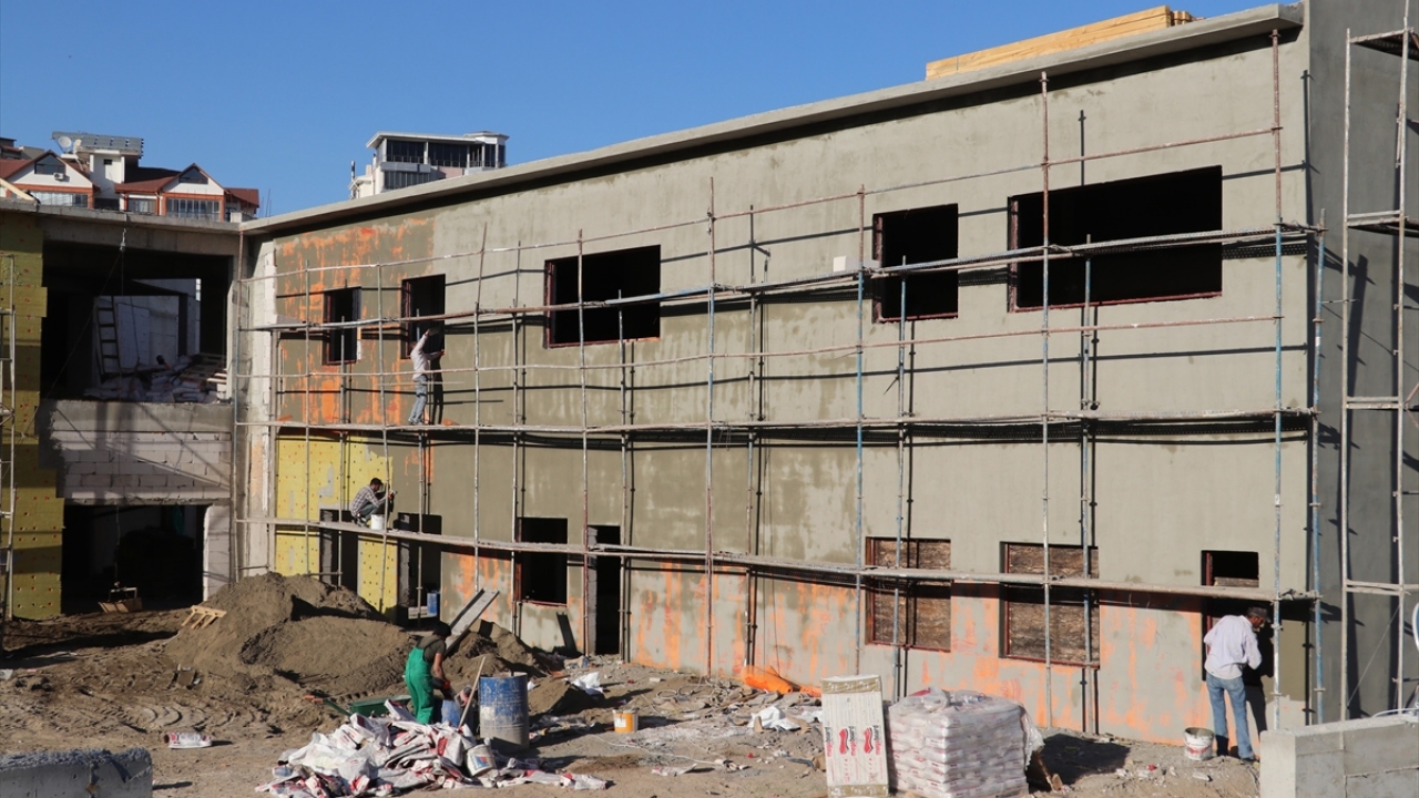 Gürtürk, hayırseverler tarafından yaptırılan okulların yanı sıra kamu ve TOKİ bütçesi ile kentte 20 okulun daha yapılması için çalışmaların devam ettiğini dile getirdi.