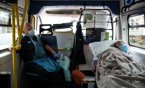 İngiltere'de vakalar artıyor: Geçici hastaneler yeniden açılacak