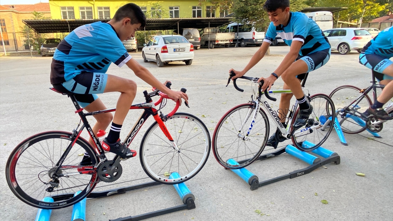Bisiklete olan tutkusundan vazgeçmeyen Kodaz, antrenör belgesi alarak Niğde Gençlik ve Spor İl Müdürlüğünde hem yeni sporcular yetiştiriyor hem de bisiklet tutkusunu sürdürüyor.