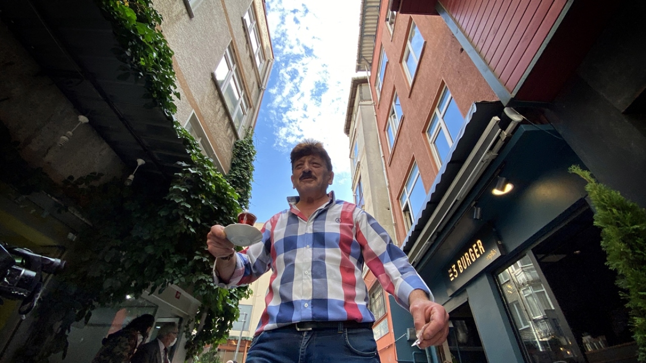 Boğaziçi`nin Anadolu yakasında Vaniköy ile Beylerbeyi arasında bulunan, İstanbul`un gözde semtlerinden Çengelköy`de ismiyle müsemma Çengeloğlu Sokak`ta müşterilerini ağırlıyor Erol Dutkun.