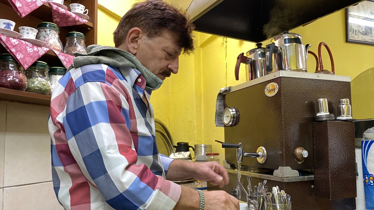 Dükkanına gelen müşterilerine çay servisi yaparken aynı zamanda Türk Sanat Müziği söylediğini belirten Dutkun, Türk sanat müziği sevgisinin çocuk yaşta başladığını anlattı.