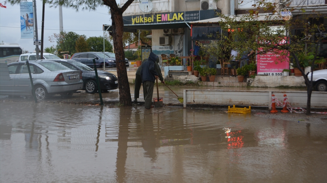 Edremit Körfezi`nde yer alan ilçede öğleden sonra aniden bastıran sağanak ile lodos yaşamı olumsuz etkiledi.