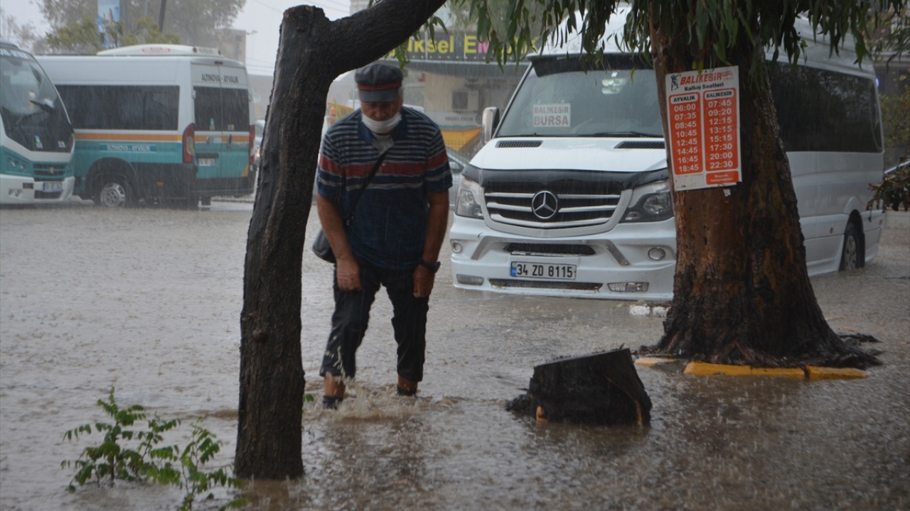Kısa sürede metrekareye 40 kilogram yağış düştüğü belirlenen kentte bazı ev ve iş yerlerini su bastı. 