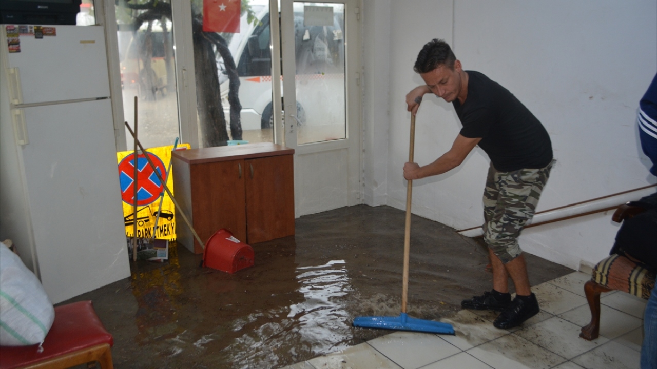 Su birikintileri yüzünden ilçe merkezindeki tek ana arter olan Atatürk Caddesi`nde araç geçişleri güçlükle sağlandı.