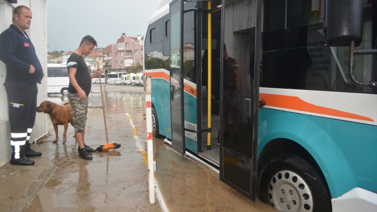 Cunda Adası güzergahındaki Gönül Yolu Köprüsü`nde biriken sular nedeniyle sürücüler zorlandı.