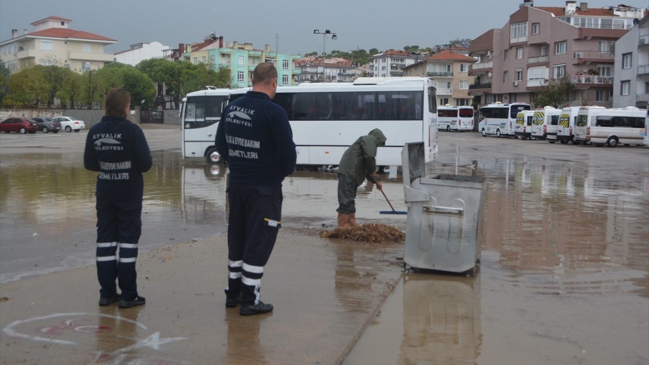 Sağanak ve lodos, Çanakkale-İzmir kara yolunda trafik yoğunluğuna ve bazı ekili alanlarda zarar da neden oldu.