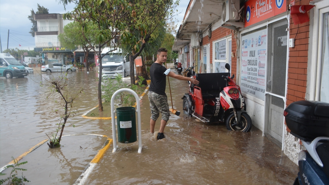Büyükşehir Belediyesi Balıkesir Su ve Kanalizasyon İdaresi ile Ayvalık Belediyesine bağlı ekiplerin tıkanan rögarları açma ve suları tahliye çalışması başlattı.
