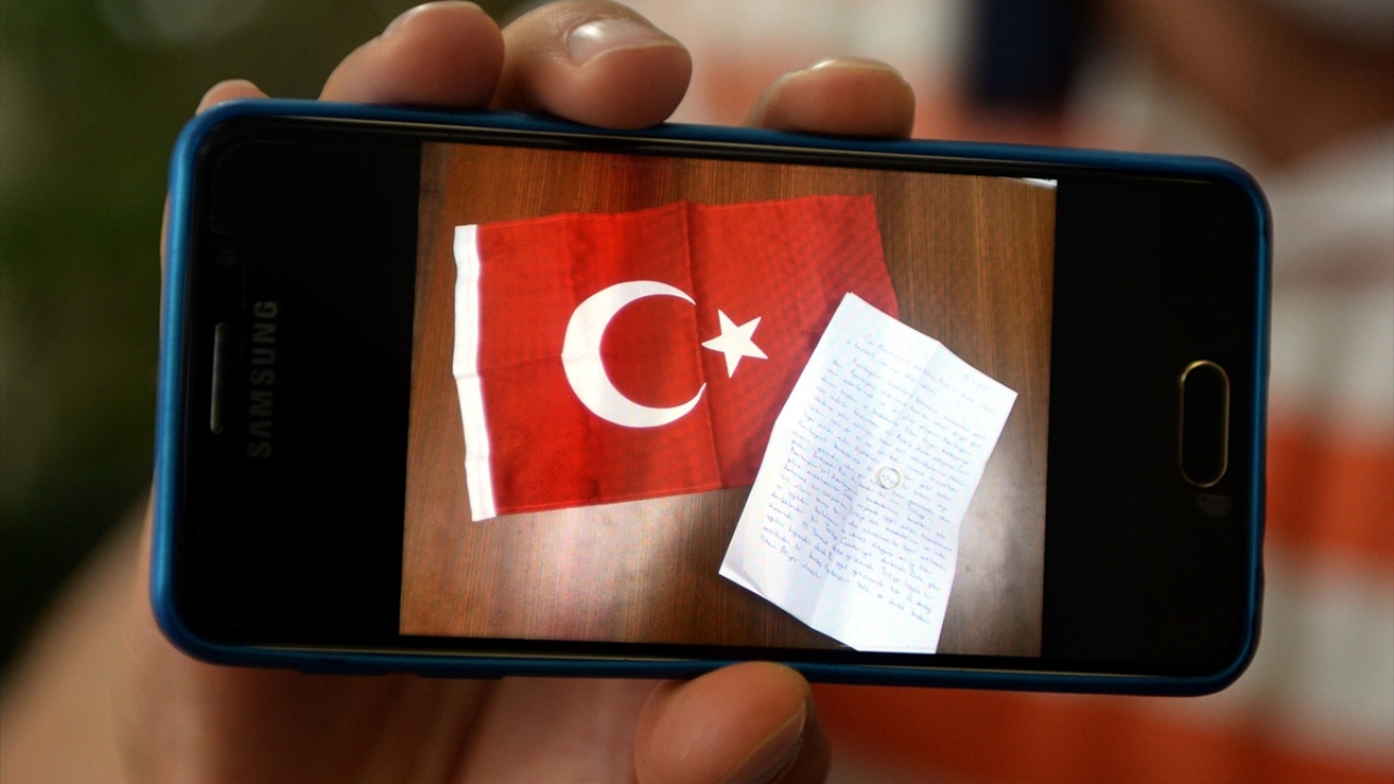 Uhud Polat, mektubun içerisine Türk bayrağı ve 2017 yılında takılan nişan yüzüğünü de koydu.