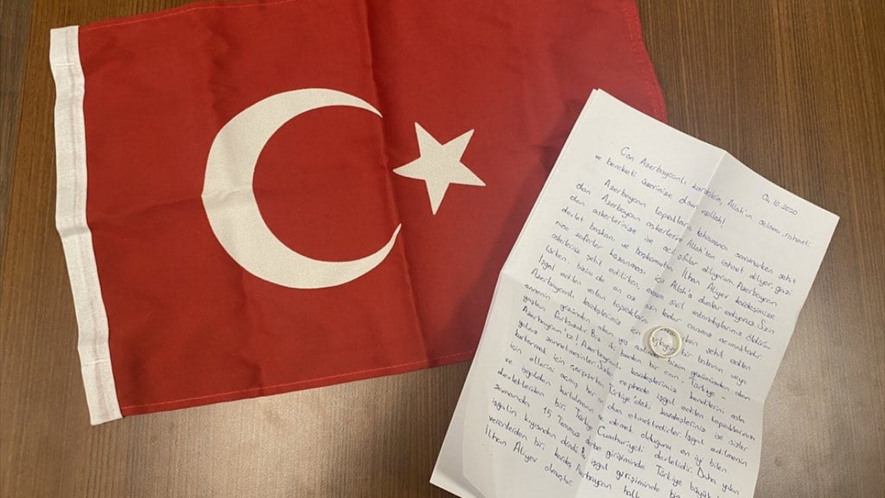 Azerbaycan halkının yanında olmak ve Türkiye`nin desteğini gösterebilmek adına eşiyle mektup yazmaya karar verdiklerini anlatan Polat, şunları kaydetti: