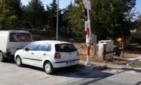 Aracını bariyerin altına park etti, alışverişe gitti