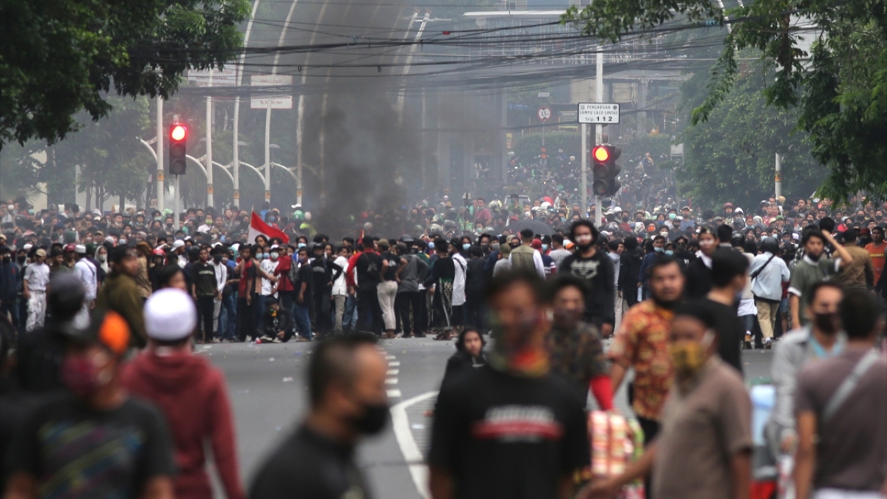 Başkentte "1310 Miting Grubu" adıyla organize edilen gösteriye katılan yüzlerce kişi, Başkanlık Sarayı’na yakın bir bölgede hükümetin yasalaşan yeni istihdam düzenlemelerini protesto etti.