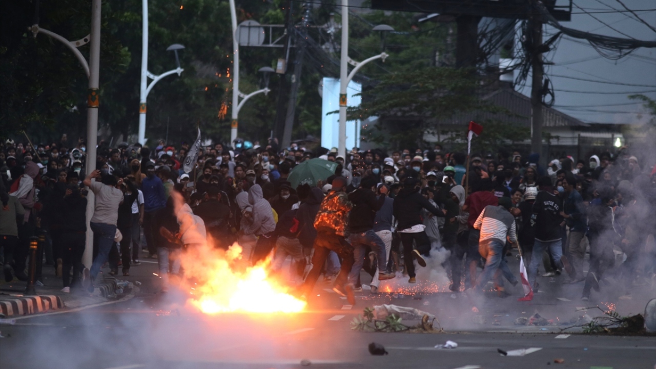 Eylemciler, "çalışanların hak ve güvencelerinin yok sayıldığı" gerekçesiyle hükümetin istihdam paketindeki düzenlemeleri iptal etmesini istedi.