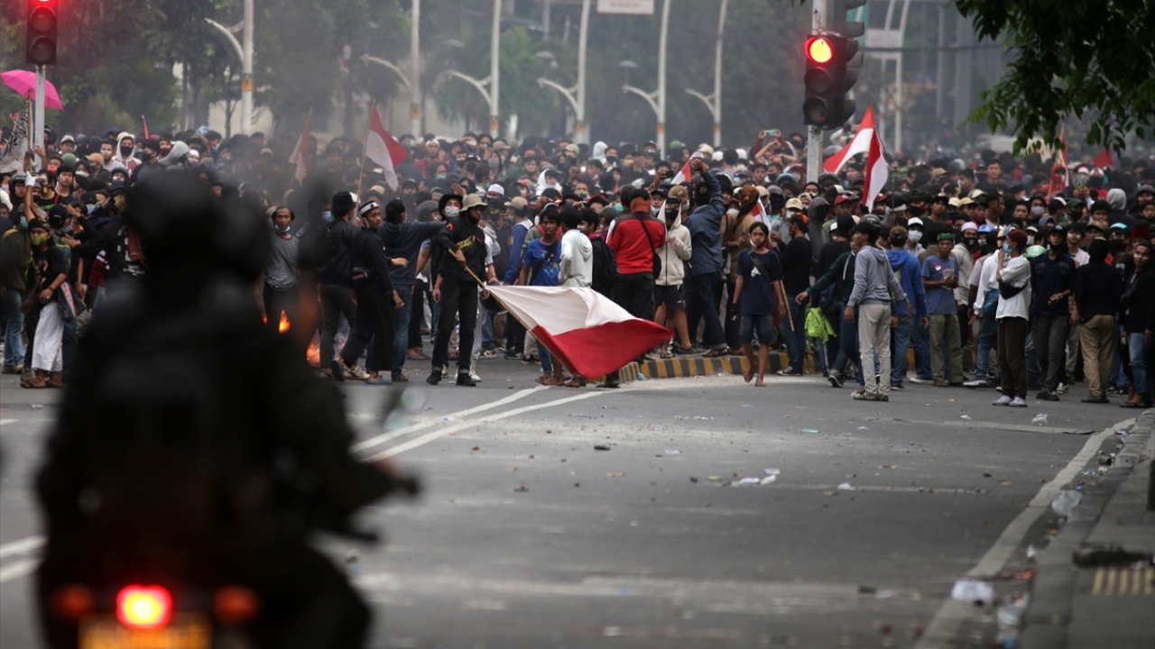 Polis, zaman zaman güvenlik barikatını aşmaya ve taşkınlık çıkarmaya çalışan bazı gruplara karşı biber gazıyla müdahale etti.