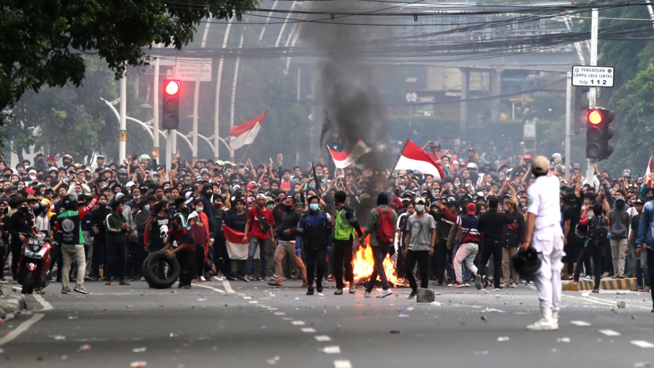 Gösteriler nedeniyle sıkı güvenlik önleminin alındığı Cakarta’da, bazı yollar trafiğe kapatılırken toplu taşımada yoğun olarak kullanılan metrobüs seferleri de geçici süreyle durduruldu. 