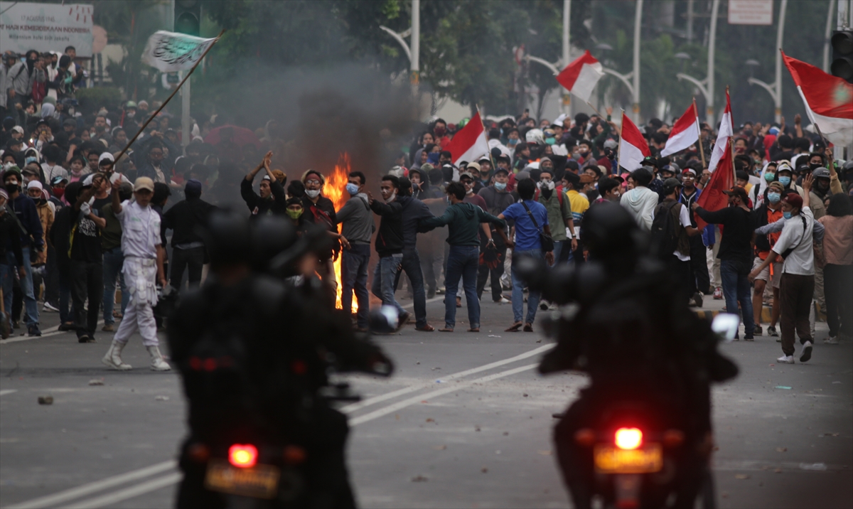Öte yandan, geçen hafta ülke geneline yayılan gösterilere bu hafta başında kentlerdeki katılımın azaldığı dikkati çekti.