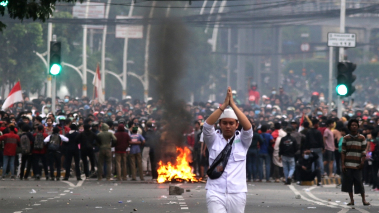 İşçi sendikaları, yeni istihdam düzenlemesinin asgari ücret, çalışma saati, izin, sözleşme yenilenmesi, kıdem tazminatı ve sosyal güvenlik gibi çeşitli haklarını baltaladığını belirtiyor.