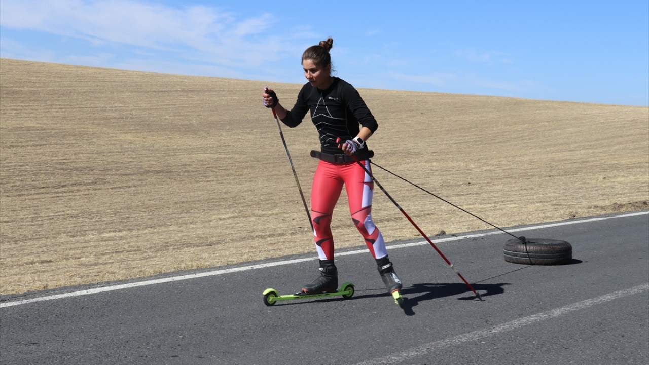 Yapılan program kapsamında Küpkıran Kayak Merkezi yakınlarına gelen sporcular, antrenörleri Akif Demirkaya koordinatörlüğünde ısınma hareketleriyle köy yolunda çalışmalara start veriyor.  