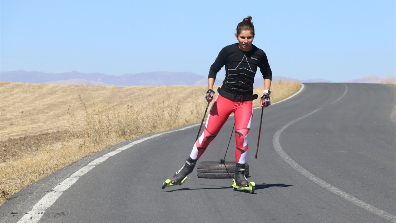 İnişli çıkışlı asfalt yolda kondisyon ve teknik antrenman yapan sporcular, ardından otomobil lastiğini sırtlarına bağlayarak fizik güce dayalı çalışma gerçekleştiriyor.