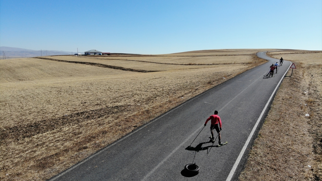 Küçük yaşlarda başladıkları kayaklı koşuda bugüne kadar katıldıkları ulusal ve uluslararası yarışmalarda önemli dereceleri bulunan sporcular, yeni hedefleri doğrultusunda günde yaklaşık 30 kilometre tekerlekli kayak yaparak güç depoluyor.